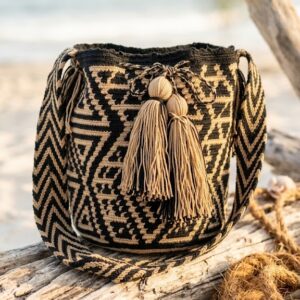 Mochila de Inspiración Wayuu Minimalista Arena y Negro